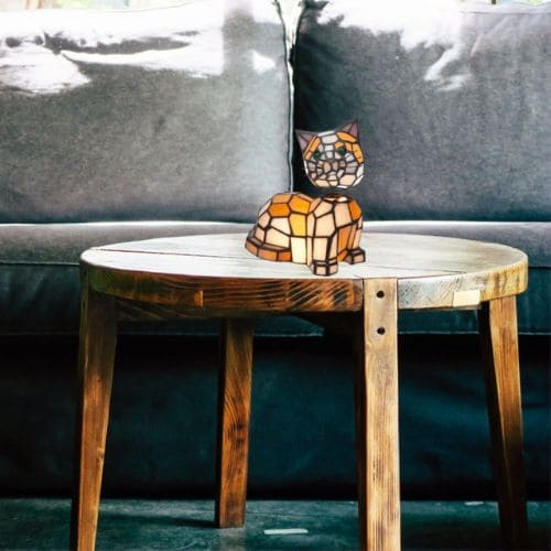 Lampe Tiffany Melange, reprenant une forme de félin.
