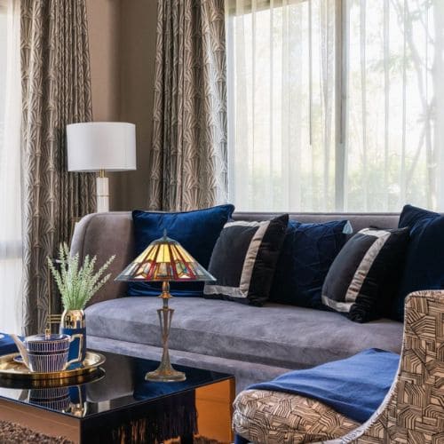Mise en situation d'une lampe de style Tiffany dans un salon 