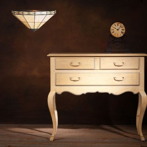 Applique Tiffany CLASSIC de la marque MyTiffany, tons marron clair, près d'un bureau/table.
