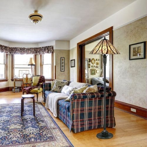 Lampadaire Tiffany Victory Bronze Elstead Lighting dans un décoration accordée