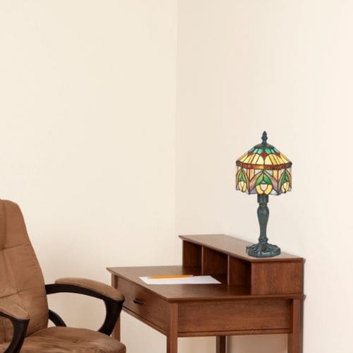 MyTiffany - Lampe Art Deco Tiffany VITRAUX, disposée sur un bureau en bois