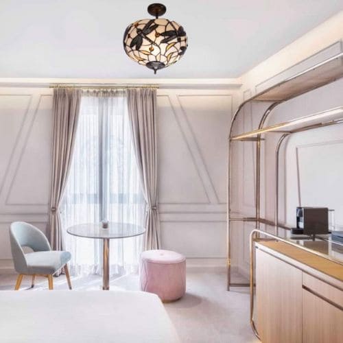 Luminaire Tiffany Pedrera dans une pièce dégagée s'apparentant à une salle de réception
