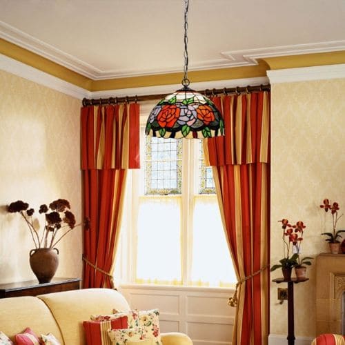 Suspension Style Tiffany Rosy, qui reprend les mêmes couleurs que le reste de la pièce. 