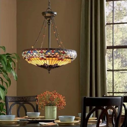 Suspension Tiffany Belle Fleur Bronze de la marque Elstead Lighting au-dessus d'une table