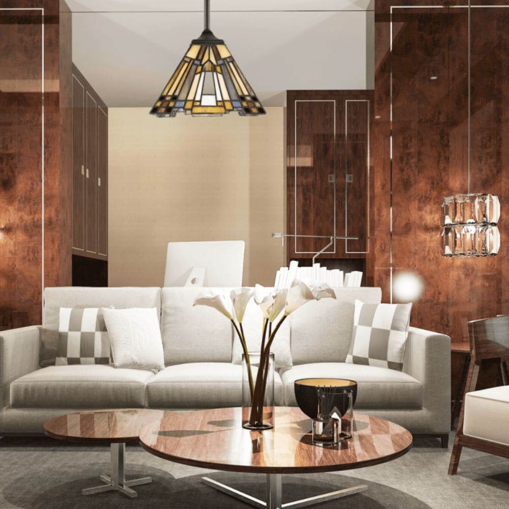 Suspension style Tiffany Inglenook Bronze noir, Quoizel, au-dessus d'un canapé blanc