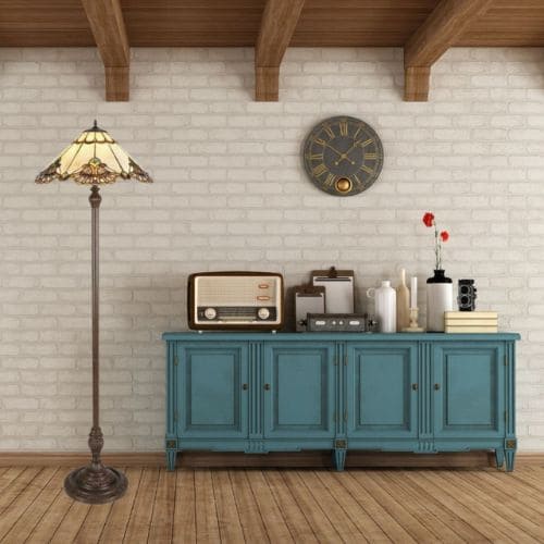 Lampadaire Tiffany Ulysse du fabricant MyTiffany, fabriqué en métal et en verre, situé dans une salle à manger
